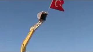 Kepçe Operatöründen Müthiş Bayrak Şov..