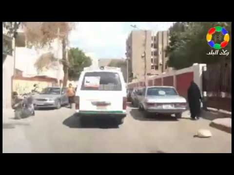 سيارة تابعة لأحد المرشحين تنقل الناخبين للجان الانتخابية بمدينة أسيوط