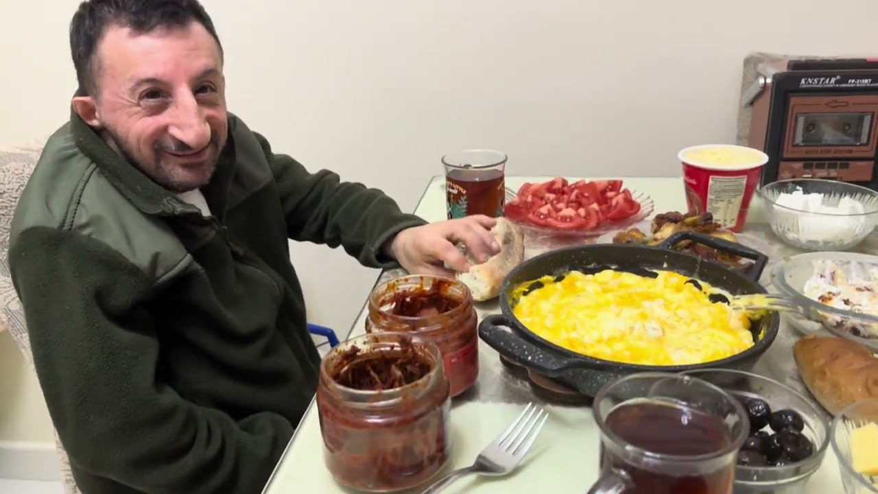 Кексал Баба завтракат завтрак! 🍳 Такой аппетит не был замечен!