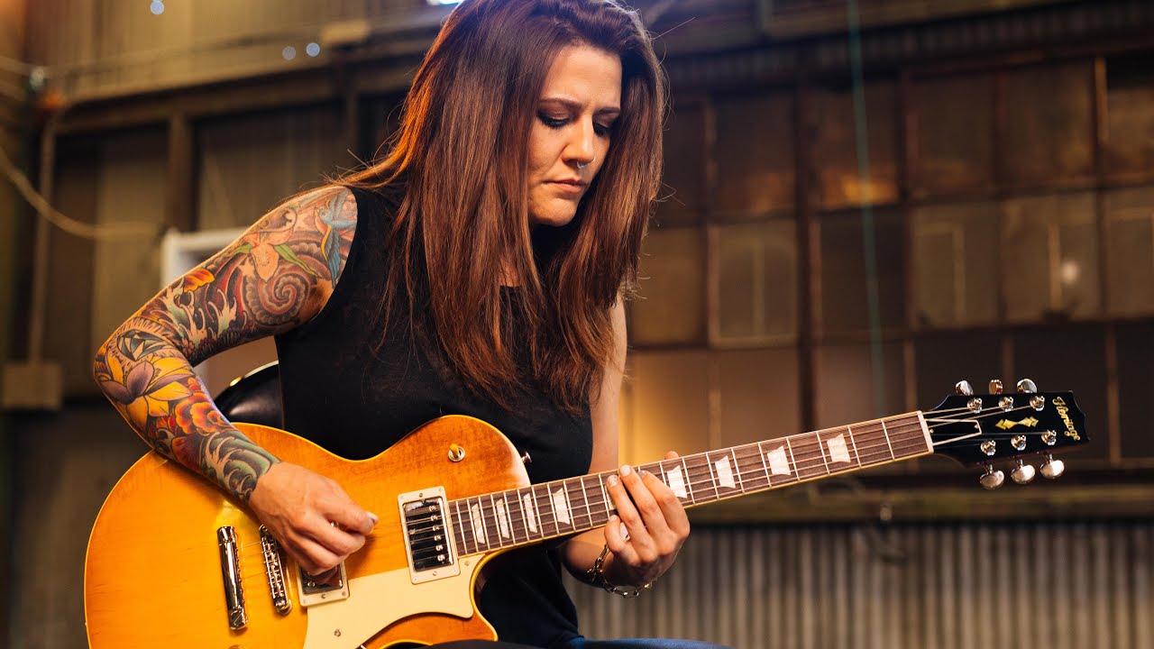 Heather Baker Performs with the Heritage Custom Core H-150 Plain Top ...