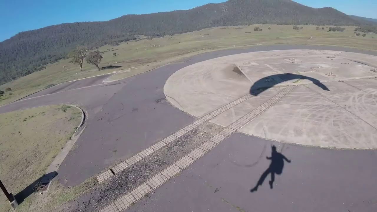 Kangaroo attack a paraglider!!! YouTube