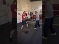 Outfit sitzt wie die rechte Gerade 🥊 👩🏻‍🦰#zwillinge #bros #boxen #kampfkunst #trainingday