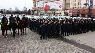 Несколько сотен правоохранителей репетировали торжественный развод личного состава Несколько сотен правоохранителей репетировали торжественный развод личного состава