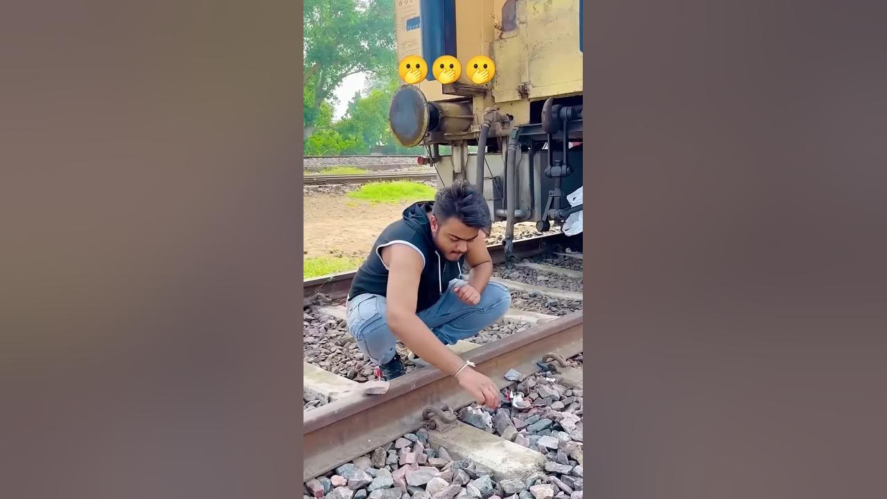 Abe Bhai Rail Ki Patari Ke Upar Patra Kyon Rakh Raha Hai comedy abe-bhai-rail-ki-patari-ke-upar-patra-kyon-rakh-raha-hai-comedy