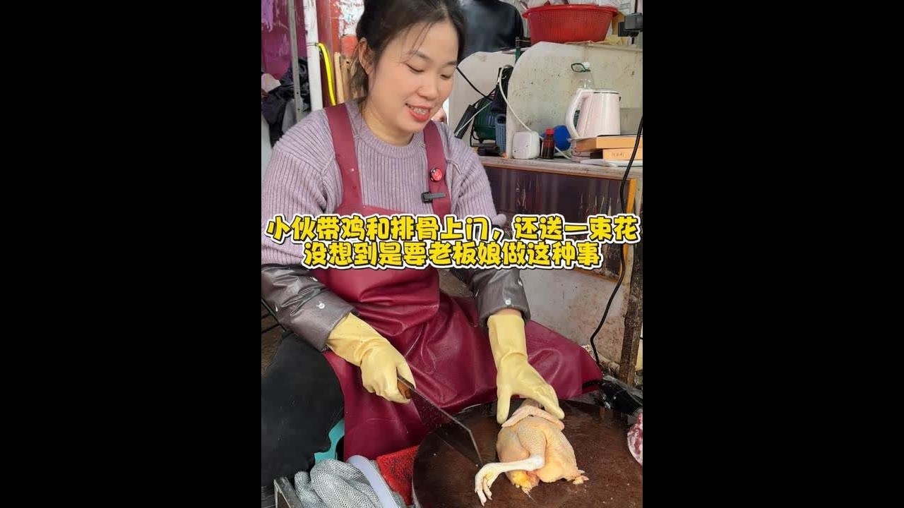 小伙带鸡和排骨上门，还送一束花，没想到是要老板娘做这种事 #菜市场 #刀工 #菜刀