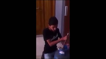 صوت عامل ملائكي يقرأ القران الكريم اتحداك ما تعيد الفيديو Worker read the Koran very beautiful voice