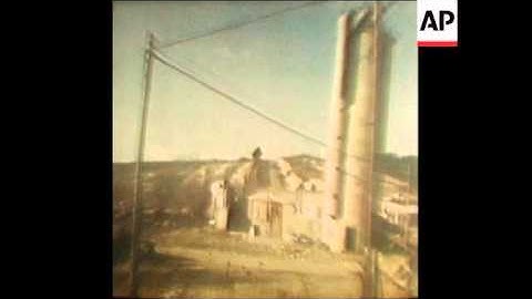 SYND 21 1 76 PERES AT BORDER