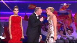 Anke Engelke poliert Stefan Raab die Fresse beim Eurovision Song Contest 2011