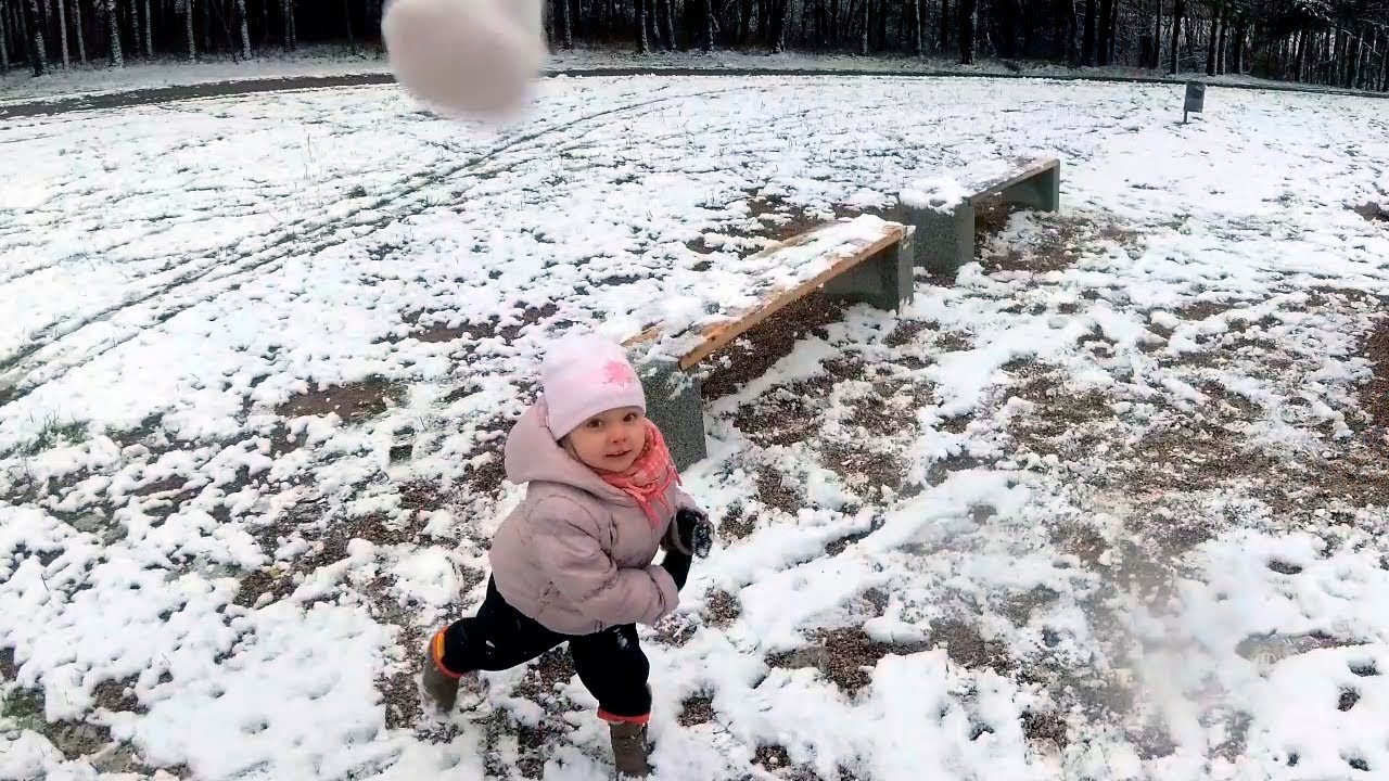 В окно кидают снежки. Дети кидаются снежками. Отец швырнул ребенка в снег. Дети кидают снежки в окно. Бросает снежок в лицо.