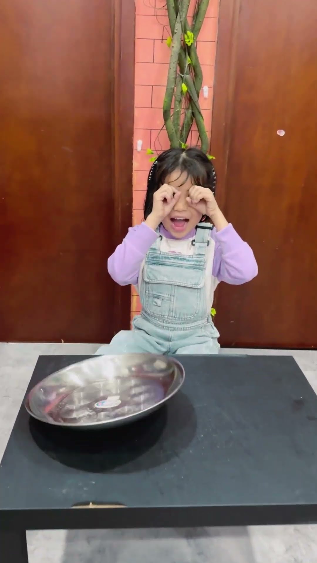 LNS - Chia kẹo với em gái nhỏ || Share candy with little girl #shorts