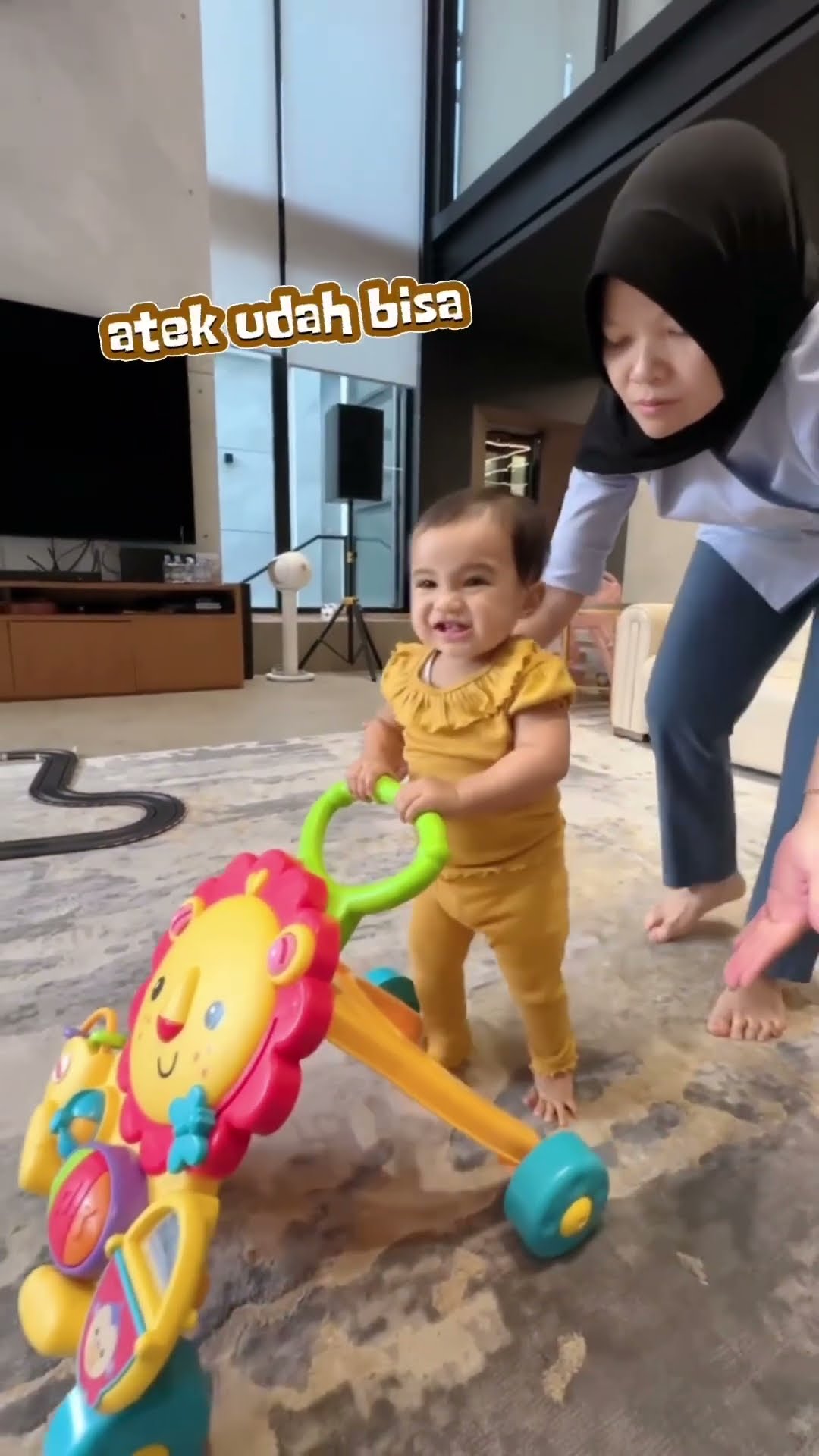 Masyaallah adek udah bisa jalan sendiri?