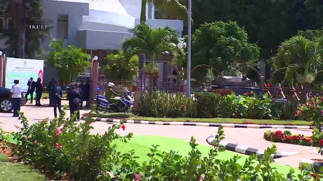 MHE. RAIS DKT. SAMIA AKIPOKEA TUZO MAALUM KUTOKA BUNGE LA JAMHURI YA MUUNGANO WA TANZANIA