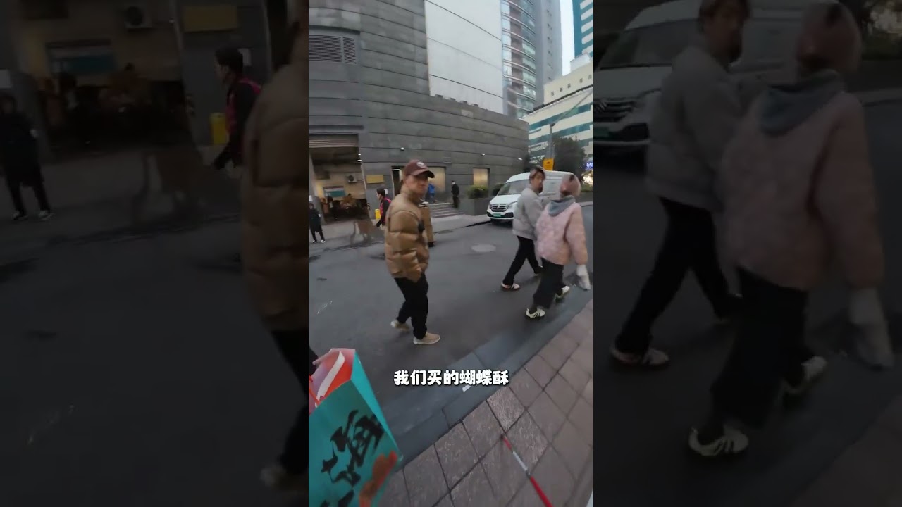 Blind Girl Rescued on Shanghai's Nanjing Road by Kind College Student