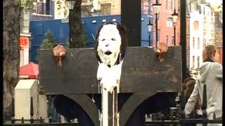 Woman from hotel trubble pied in the stocks