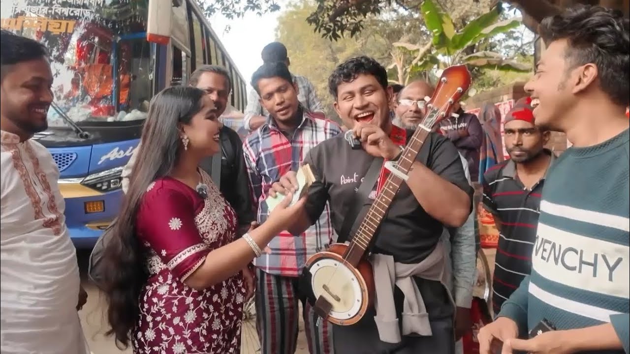 এক লক্ষ টাকা জিতে  গরীব ভাইটিকে অটো রিকশা কিনে দিলেন…