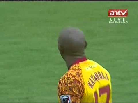 Sriwijaya vs Persiwa =2-1 , Wongkito amankan Poin Sriwijaya FC berhasil mengamankan tiga poin saat menjamu Persiwa Wamena di lanjutan kompetisi ISL 2010/2011. Sempat tertinggal lewat lebih dulu, Laskar Wong Kito akhirnya menutup laga dengan skor tipis 2-1. Bertanding di Gelora Sriwijaya, Jakabaring, Minggu 20 Maret 2011, Sriwijaya sempat dikejutkan dengan gol Boakay Eddy Foday saat pertandingan baru berjalan 12 menit. Memanfaatkan kesalahan bek Sriwijaya Claudiano Alves, Eddy Foday berhasil merebut bola sebelum akhirnya sukses menaklukkan Ferry Rotinsulu. Sriwijaya sementara tertinggal 0-1 dari tim tamu. Sriwijaya baru mampu menyamakan kedudukan di menit 27 lewat gol strikernya Keith Kayamba Gumbs. Striker andalan Sriwijaya ini berhasil menyambar bola umpan silang gelandang Korea Selatan Kim Yong-hee. Kedudukan sementara 1-1. Tak butuh lama buat Laskar Wong Kito untuk berbalik unggul lewat gol Thierry Gathussi. Pada menit 31, tendangan keras Thierry mengenai kaki bek Persiwa, Sasa Zecevic. Bola justru meluncur deras ke gawang David Ariyanto. Sriwijaya sementara unggul 2-1. Persiwa sebenarnya mampu menjebol gawang tuan rumah pada menit 33 lewat aksi Ferdinand Sinaga. Sayang winger tim Badai Pegunungan itu lebih dulu berdiri dalam posisi off side. Skor 2-1 buat keunggulan Sriwijaya ini akhirnya bertahan hingga turun minum. Memasuki babak kedua, Sriwijaya tetap tampil agresif. Babak kedua belum genap satu menit, striker Jajang Mulyana mengancam lewat tandukannya. Sayang bola <b>...</b>