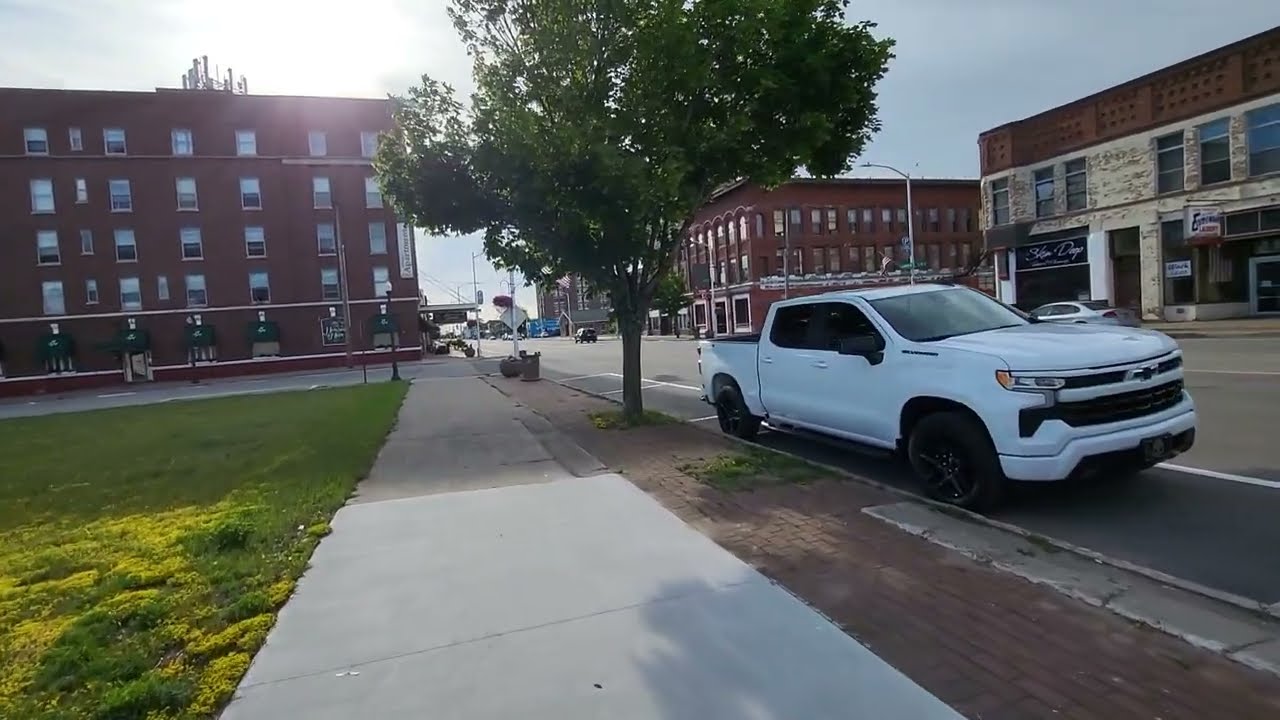 Пешеходная прогулка по центру города Эсканаба, штат Мичиган.