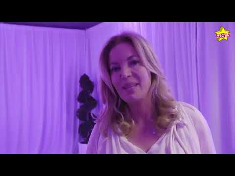 Video: Jeanie Buss nettoværdi: Wiki, gift, familie, bryllup, løn, søskende