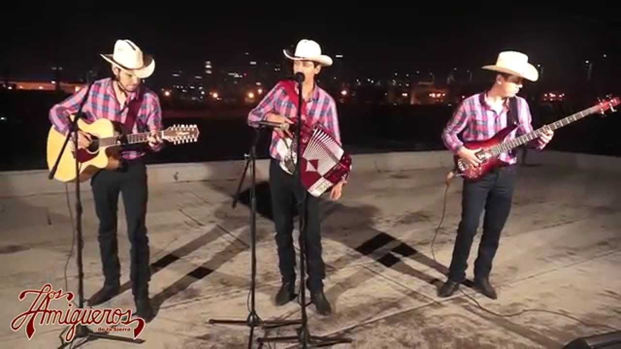 Los Amigueros de la Sierra - Calibre 40 (Inedita) (En Vivo 2015) - YouTube