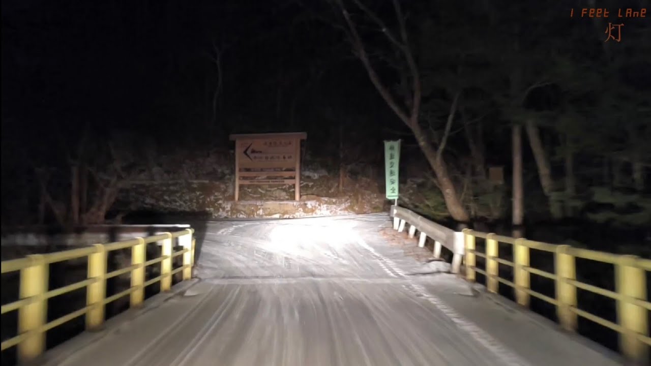 谷に消える神社｜川に向かう夜　灯