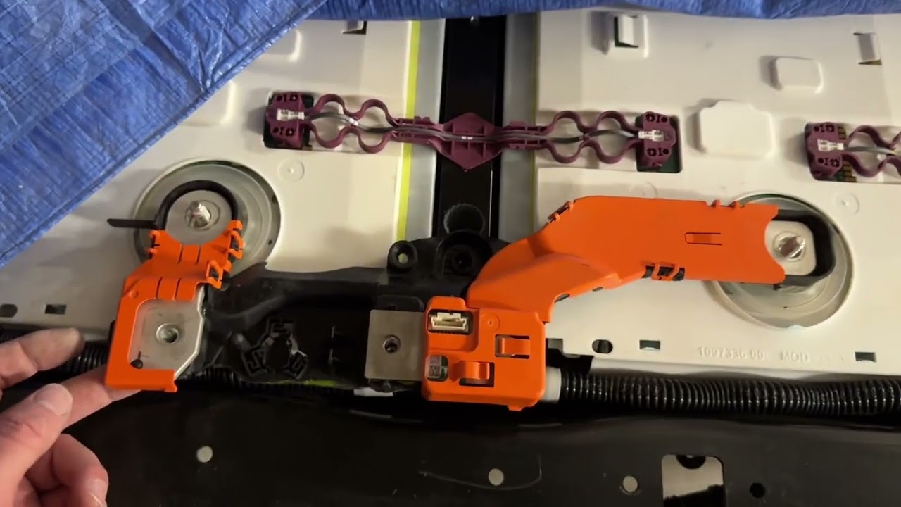 Часть 9 сборки Tesla Gullwing: низкопрофильная крышка аккумуляторного отсека со встроенной пироте...