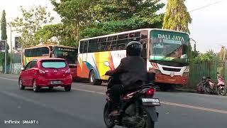 perjalanan dan acara di jalan raya suara kendaraan yang melintas sangat ramai