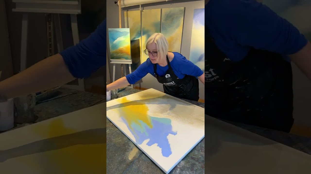 Julias Farbschüttung im Atelier Asfour.