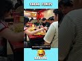 ketika menunggu cewek nya mengambil kan makanan