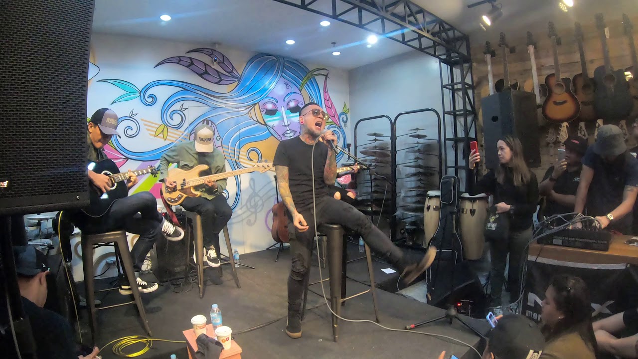 Kamikazee - Halik (Kamikazee Alab Album Tour) @ D&D Customs Guitar, MOA