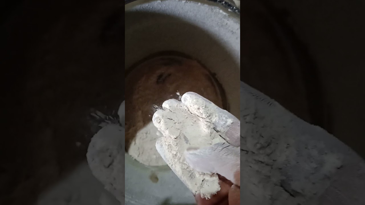 आटा चक्की मधून जाड पीठ येत आहे - भिवडी ता. जावली, जि.सातारा R S Services Satara