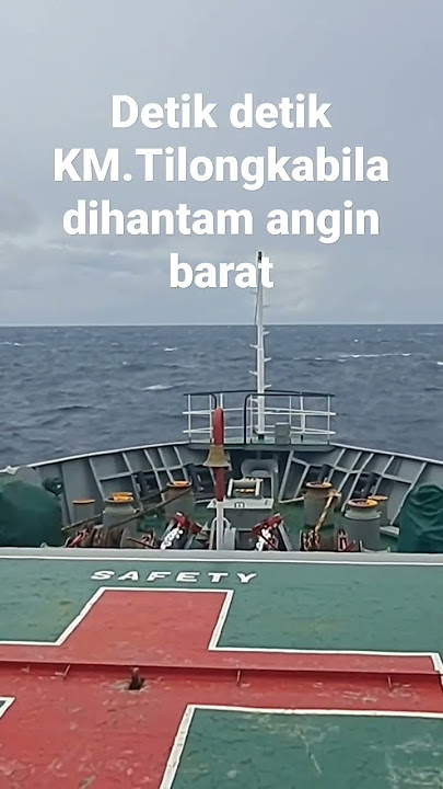 Km.Tilongkabila tujuan makassar dihantam ombak