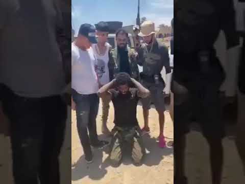 القبض علي احد اتباع الأسير حفتر أثناء قيامة بسرقة المنازل من قبل قوات الجيش الليبي مصراته