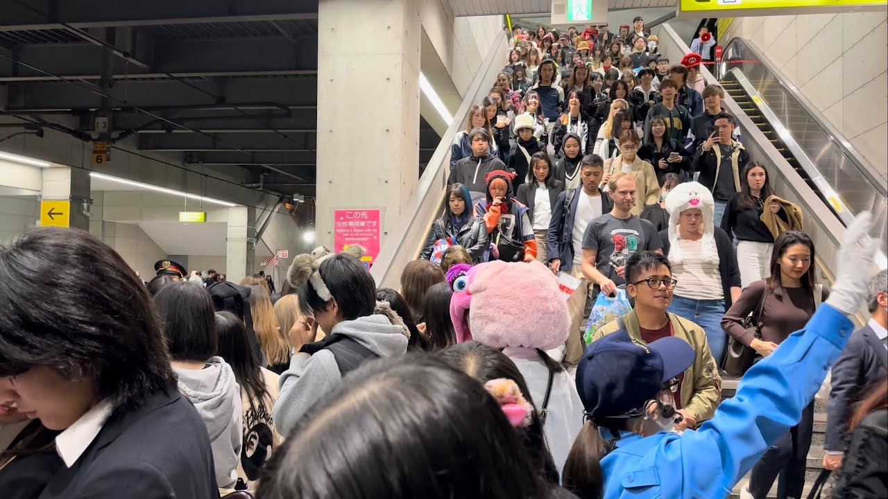 【JR西日本】ゆめ咲線ユニバーサルシティ駅　USJ帰りの人間が殺到してYES LIMIT! ユニバーサルシティ・ホラー・ナイト2023/11⚠️高画質処理中