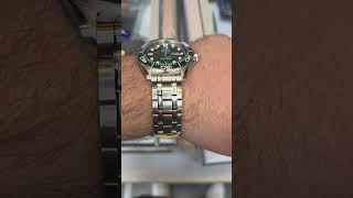 Omega Seamaster у зеленому — спокійно, але дуже ефектно.