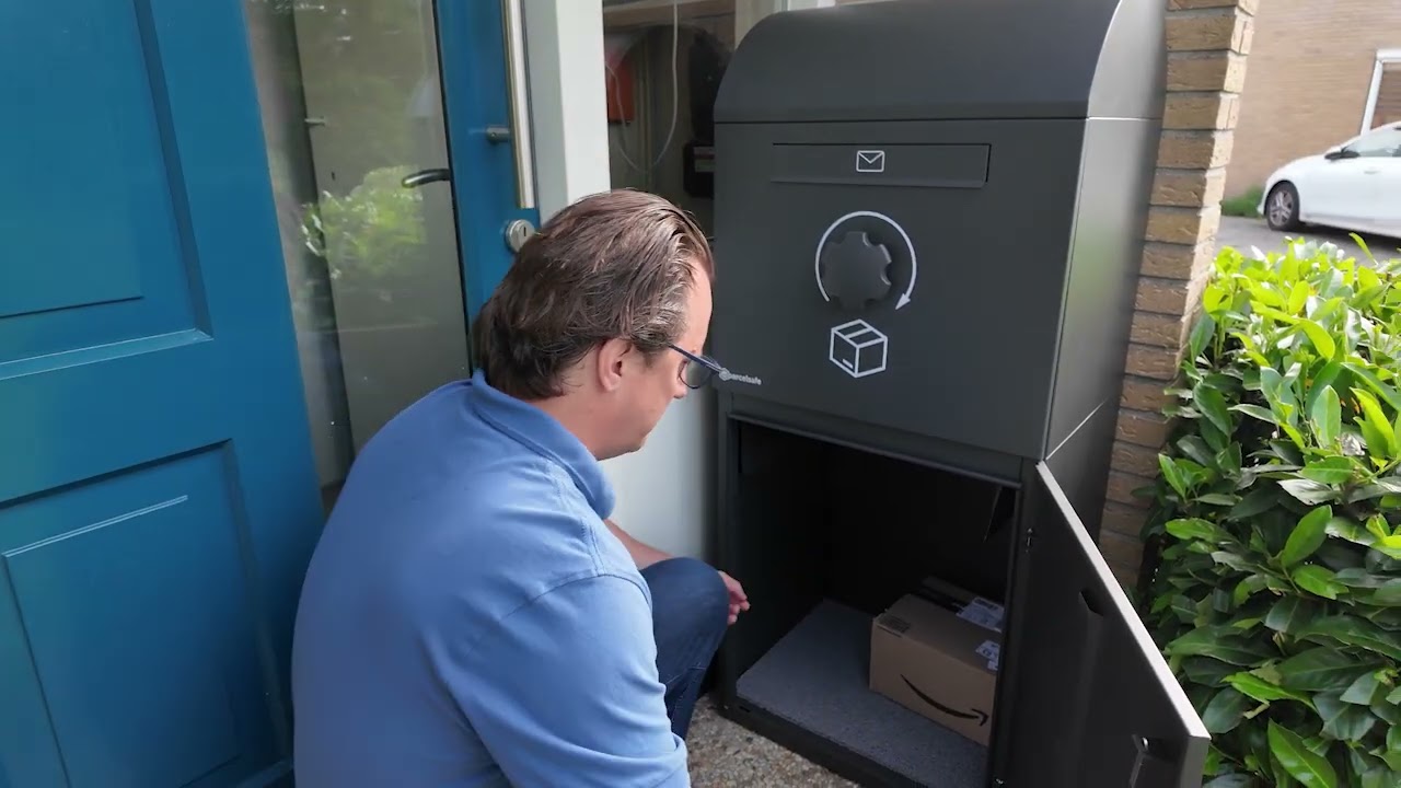 Parcelsafe pakketbrievenbus in gebruik