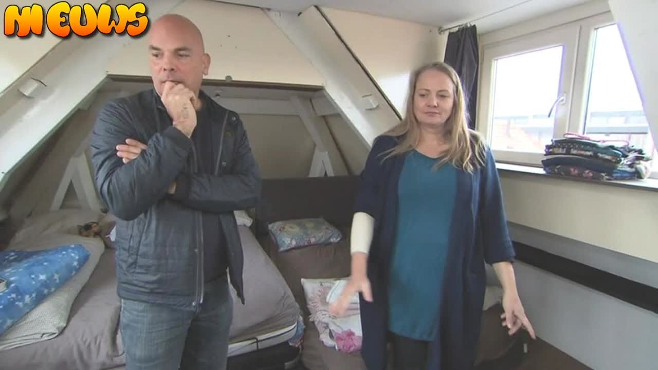 Stel in HMMIK slaapt noodgedwongen met kinderen in bed