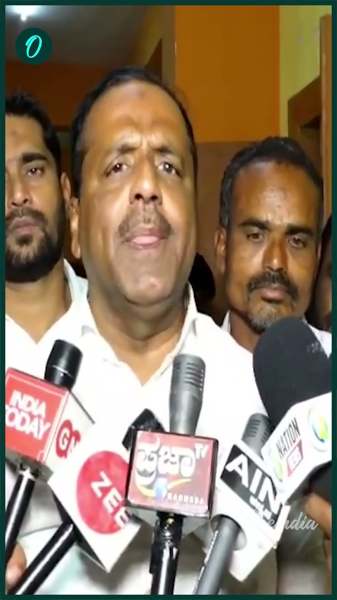 Karnataka में बच्ची की अनोखी जिद, रोते हुए मां-बाप पर UT Khader से बात करवाने का बनाया दबाव| #Shorts