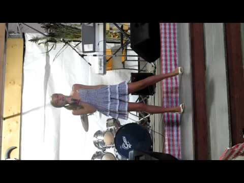 Chloe Rossi singing in Smithville Fair Next Star C...