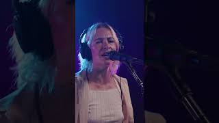 Melt poured their hearts out on the Telefunken Soundstage. Multi-track files out now #shorts #music
Download multitrack files from this demo here:
https://www.telefunken-elektroakustik.com/livefromthelab/
Melt formed in 2017 and cut their teeth touring on the heels of their viral single “Sour Candy.” Called “one groovy superorganism” by NPR, the band’s ecstatic live set has led them to supporting slots with a wide array of artists from Grouplove to Lawrence.
Back with their first release since ‘If There’s a Heaven,’ the band’s new single “Stay for the High” is 2025’s “Yellow”—an early aughts heartbreaker with the edge of a queer rock band. Catch them playing the song this summer at Red Rocks, the Greek Theater, and beyond on tour with My Morning Jacket.
https://www.melttheband.com/
https://melttheband.bandcamp.com/
https://open.spotify.com/artist/0G7KI9I5BApiXc5Sqpyil9
**************************************************************************************************
Telefunken microphones featured:
Kick In M82 https://www.telefunken-elektroakustik.com/product/m82-kick/
Kick Out TF51 https://www.telefunken-elektroakustik.com/product/tf51/
Snare Top M80-SH https://www.telefunken-elektroakustik.com/product/m80-sh/
Snare Bottom M81 https://www.telefunken-elektroakustik.com/product/m81/
Toms M81-SH https://www.telefunken-elektroakustik.com/product/m81-sh-low-profile-universal-dynamic/
Cymbals M60 https://www.telefunken-elektroakustik.com/product/m60-fet/
Drum Pack DC7 https://www.telefunken-elektroakustik.com/product/drum-package/
Drum Overhead C12 Stereo Set https://www.telefunken-elektroakustik.com/product/c12/
Room Stereo ELA M 251E Stereo Set https://www.telefunken-elektroakustik.com/product/ela-m-251e/
Room Mid-Side U48 Stereo Set (unprocessed) https://www.telefunken-elektroakustik.com/product/u48/
Bass DI TDA-1 https://www.telefunken-elektroakustik.com/product/tda-1-active-mono-di/
Bass Amp M82 https://www.telefunken-elektroakustik.com/product/m82-kick/
Guitars Amp TF11https://www.telefunken-elektroakustik.com/product/tf11/
Guitars Amp M81 https://www.telefunken-elektroakustik.com/product/m81/
Acoustic Guitar TDP-1 https://www.telefunken-elektroakustik.com/product/tdp-1-passive-mono-di/
Key DI TDP-1 https://www.telefunken-elektroakustik.com/product/tdp-1-passive-mono-di/
Nord TDP-2 https://www.telefunken-elektroakustik.com/product/tdp-2-passive-stereo-di/
Synth TDP-2 https://www.telefunken-elektroakustik.com/product/tdp-2-passive-stereo-di/
Vocals Male M80 https://www.telefunken-elektroakustik.com/product/m80-standard/
Vocals Female M81 https://www.telefunken-elektroakustik.com/product/m81/
*************************************************************************************
The LIVE FROM THE LAB music video series is recorded and filmed at TELEFUNKEN Elektroakustiks facility in South Windsor, CT. Each session is tracked live exclusively with TELEFUNKEN microphones and features unique performances from a variety of local, regional, national, and international artists and ensembles.
The multitrack audio files from these sessions are available for free download via clickable links below the individual performance videos. All audio files are presented in .WAV format and were recorded at 24bit / 48KHz sample rate. They are clearly labeled in the same format with the source listed first (LEAD VOX, ACOUSTIC, PIANO), followed by the microphone used (C12, AR-51, etc.) and can be downloaded and imported into your Digital Audio Workstation of choice.
For more product tests and live performances recorded exclusively on TELEFUNKEN Microphones, please visit:
https://www.livefromthelab.net
https://www.t-funk.com
Video Credits
Recording Engineer: Ryan Reault & Mia Jacobs
Mix Engineer: Mia Jacobs
Master: Ryan Reault
Assistant Engineers: Vrishab Murali & Bridget Loudon
Director: Adam Lukowski
Lighting Director: BT Odoy
Camera Operators: Derek Yorio, Adam Yorio, Adam Lukowski
Editor: Adam Lukowski Melt poured their hearts out on the Telefunken Soundstage. Multi-track files out now #shorts #music