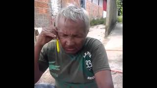 Homem bêbado confundi um pincel com celular.