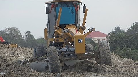 Motor Grader Construction-Skilled operator - Motor Grader Operator Trimming Slope Skills