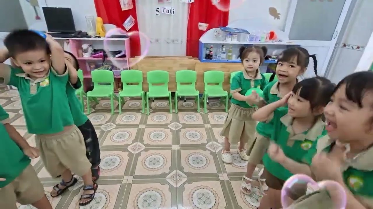 Trò chơi: Chuyền bóng qua đầu . Lớp C4. Trường mn Giao Tân