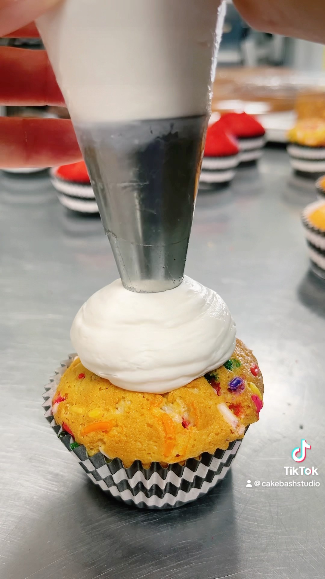 EASY FROSTING CUPCAKE DECORATION PART 2 #cupcake #decoration #learn #easy #tip #diy