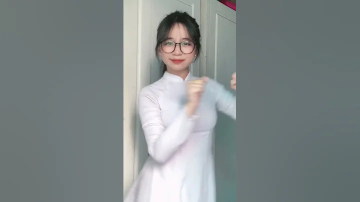 học sinh với áo dài trắng