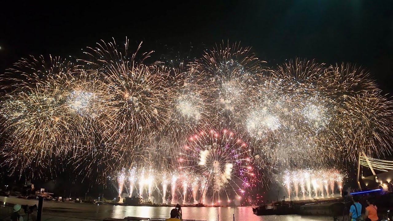 「東石漁人碼頭海之夏」長達12分鐘、最大16吋砲彈、海上特效煙火、結合聲光效果與風火輪立柱煙火！總共施放超過1萬8000發的精彩煙火秀