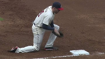 SD@ATL: Freeman saves extra bases with dive at first