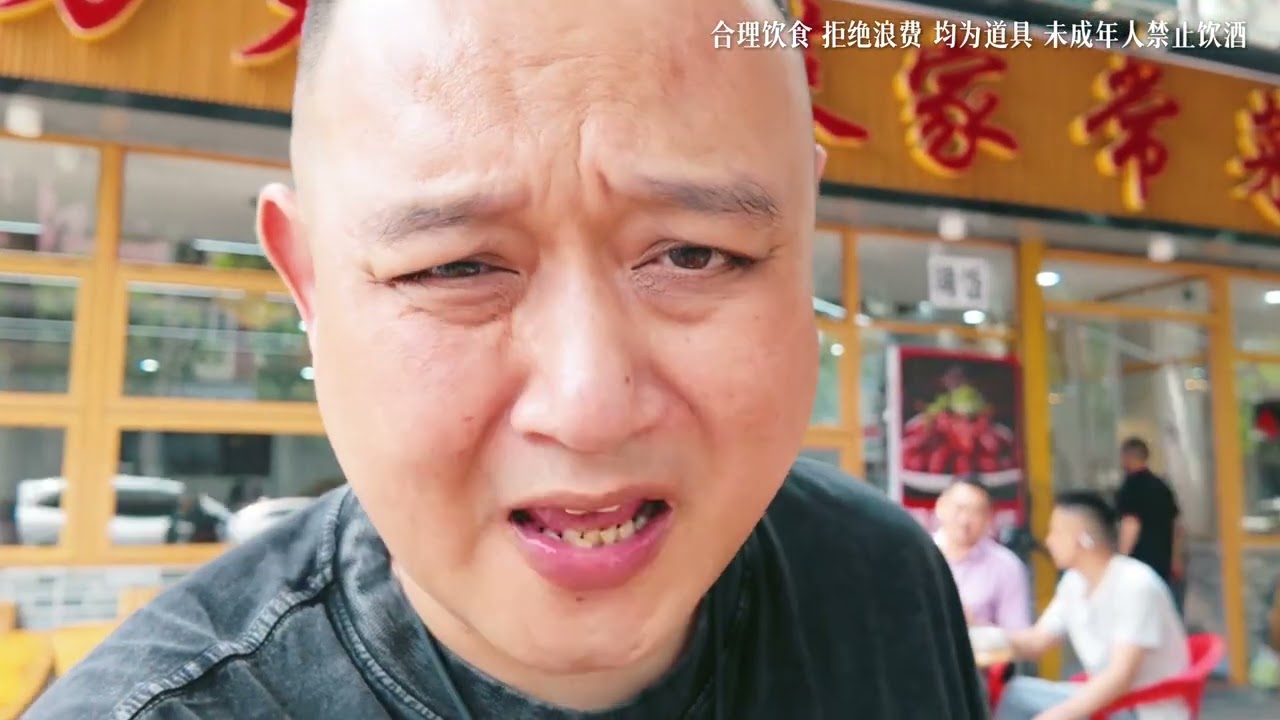 老成都街头温江老牌下酒菜摆上，小酒喝起，非常舒服，绝对丝滑！ #市井生活 #同城美食 #白酒 #下酒菜 最近因身体断更了，本来周二要更新的视频，今天周五才发出来，也是之前的视频了。我会尽量调理好，争