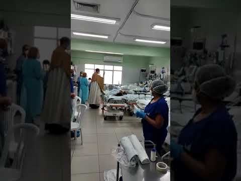 Monge abençoa pacientes com o  Santíssimo Sacramento em Hospital