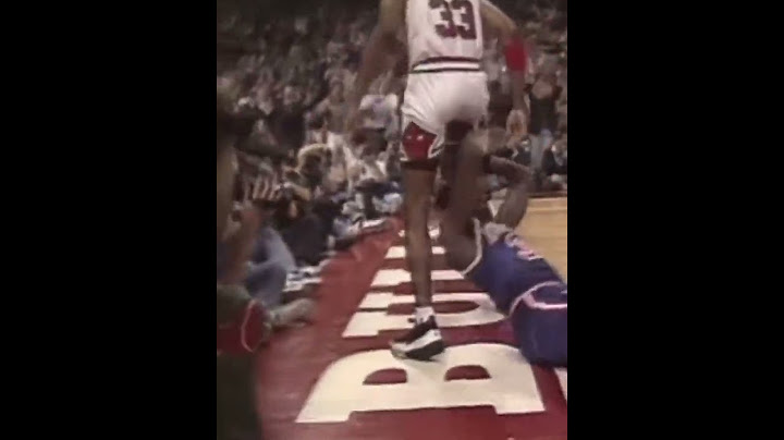 29 years ago, Scottie Pippen posterized Patrick Ewing 😮