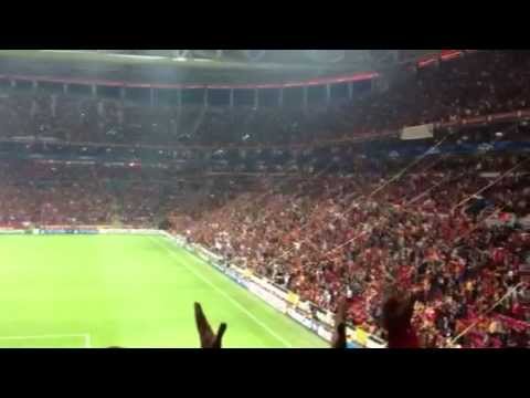 Manchester ibnesi kolla kendini - 20.11.2011 Galatasaray -